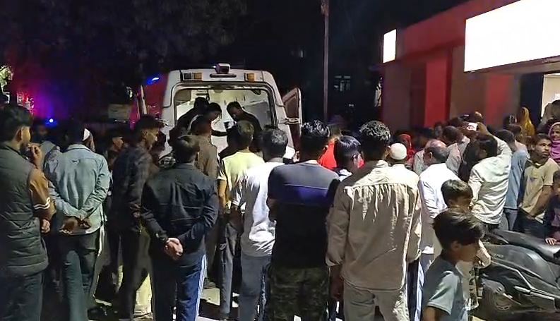 कालाढूंगी में छत गिरने से 6 लोग घायल, एंबुलेंस देरी पर जनप्रतिनिधियों ने जताई नाराजगी