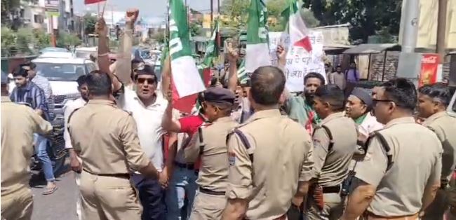 रुड़की में भाजपा प्रदेश प्रभारी के आगमन पर यूकेडी का विरोध, पुलिस से तीखी झड़प