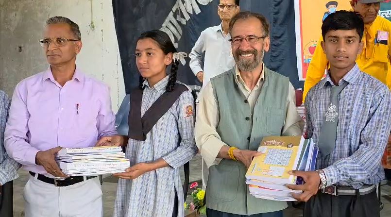 नए सत्र के पहले दिन ही छात्रों को मिली किताबें, विकासनगर में दिखी सकारात्मक पहल