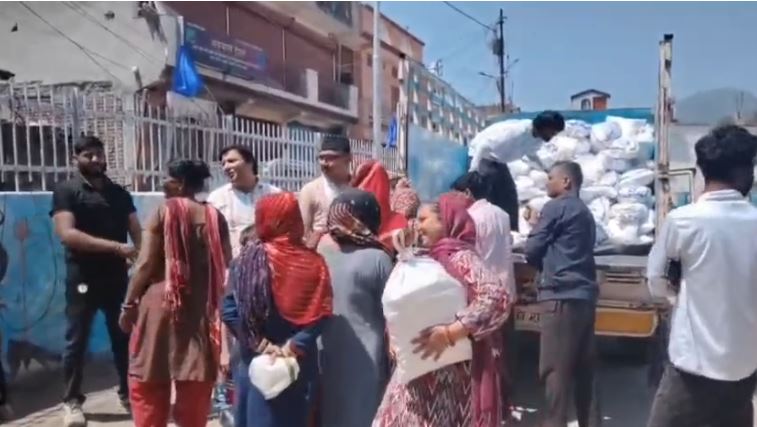 श्रीनगर में गुड़ वितरण को लेकर सियासत तेज, कांग्रेस-भाजपा आमने-सामने