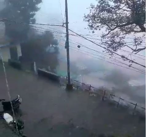 नैनीताल में मूसलाधार बारिश और तेज हवा से जनजीवन अस्त व्यस्त