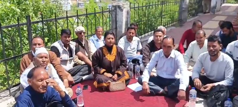 द्वाराहाट में ग्रामीणों ने किया धरना, केंद्रीय विद्यालय निर्माण समेत मांगों को लेकर आक्रोश