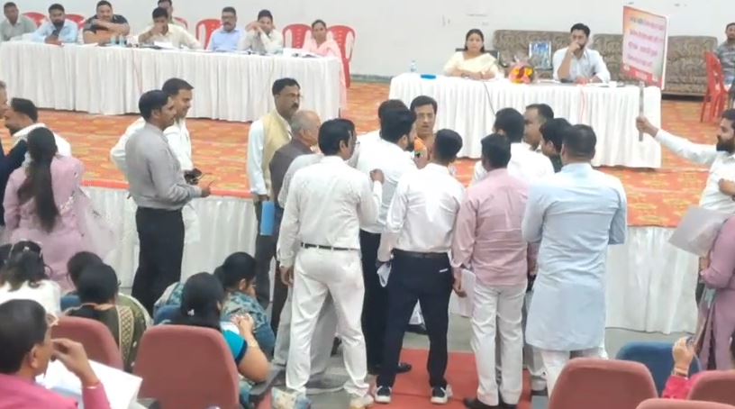 नगर निगम बोर्ड मीटिंग में हंगामा, मीट शॉप को बाहर करने के प्रस्ताव पर विरोध