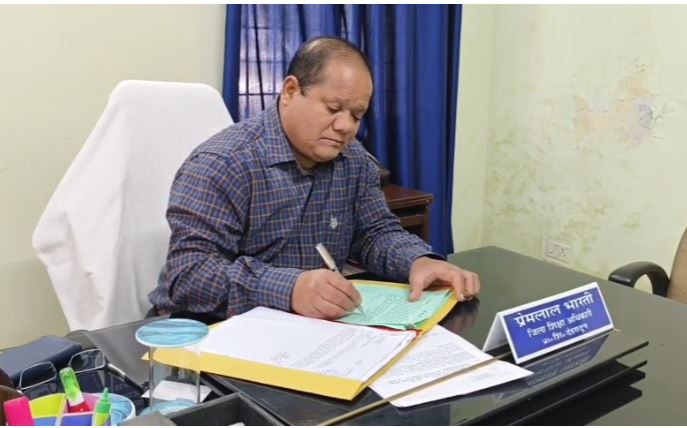 चकराता में शिक्षक निलंबित: गैरहाजिरी का वीडियो वायरल