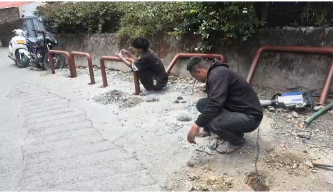 मसूरी: पिक्चर पैलेस–घंटाघर मार्ग पर बैरिकेड लगाने का विरोध तेज, स्थानीय लोग और जनप्रतिनिधि नाराज