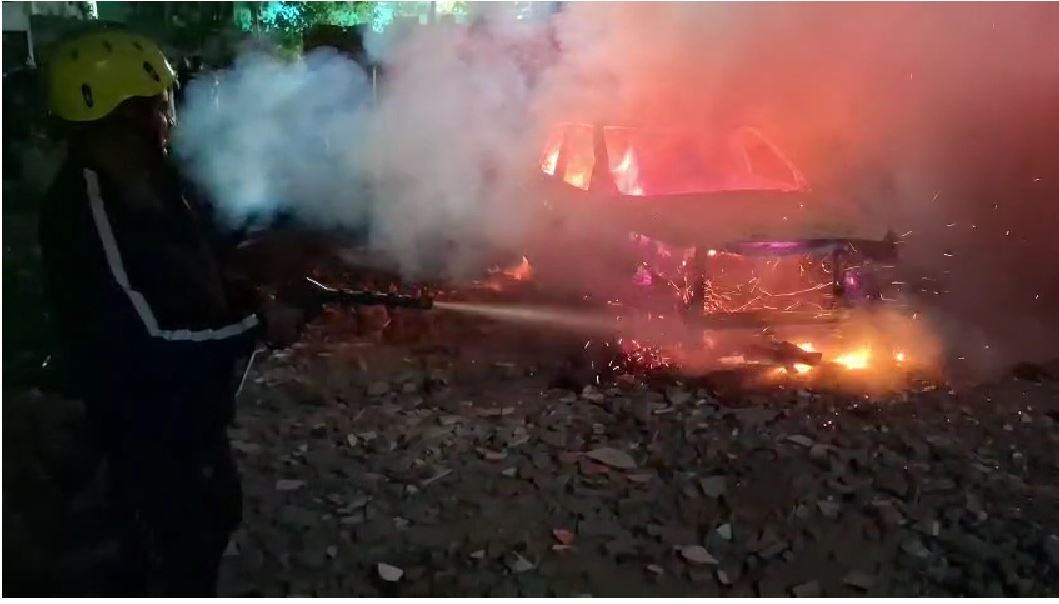 रुड़की में खड़ी कार में लगी भीषण आग, फायर यूनिट की तत्परता से टला बड़ा हादसा
