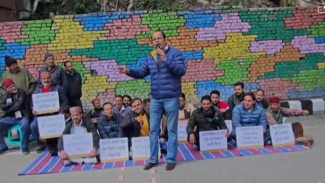 मसूरी में गैस एजेंसी के खिलाफ प्रदर्शन, कालाबाजारी के आरोप