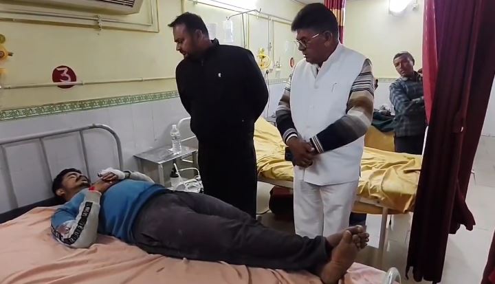 चंपावत: रीठा साहिब क्षेत्र में पिकअप वाहन खाई में गिरा, चार लोग घायल, तीन की हालत गंभीर