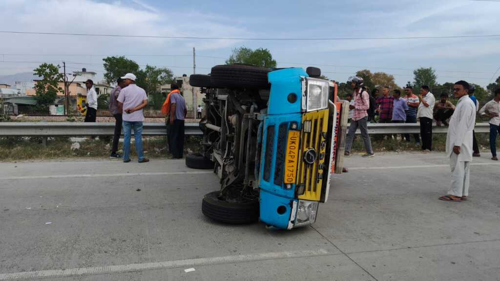 तेज़ रफ्तार एम्बुलेंस पलटी, बड़ा हादसा टला