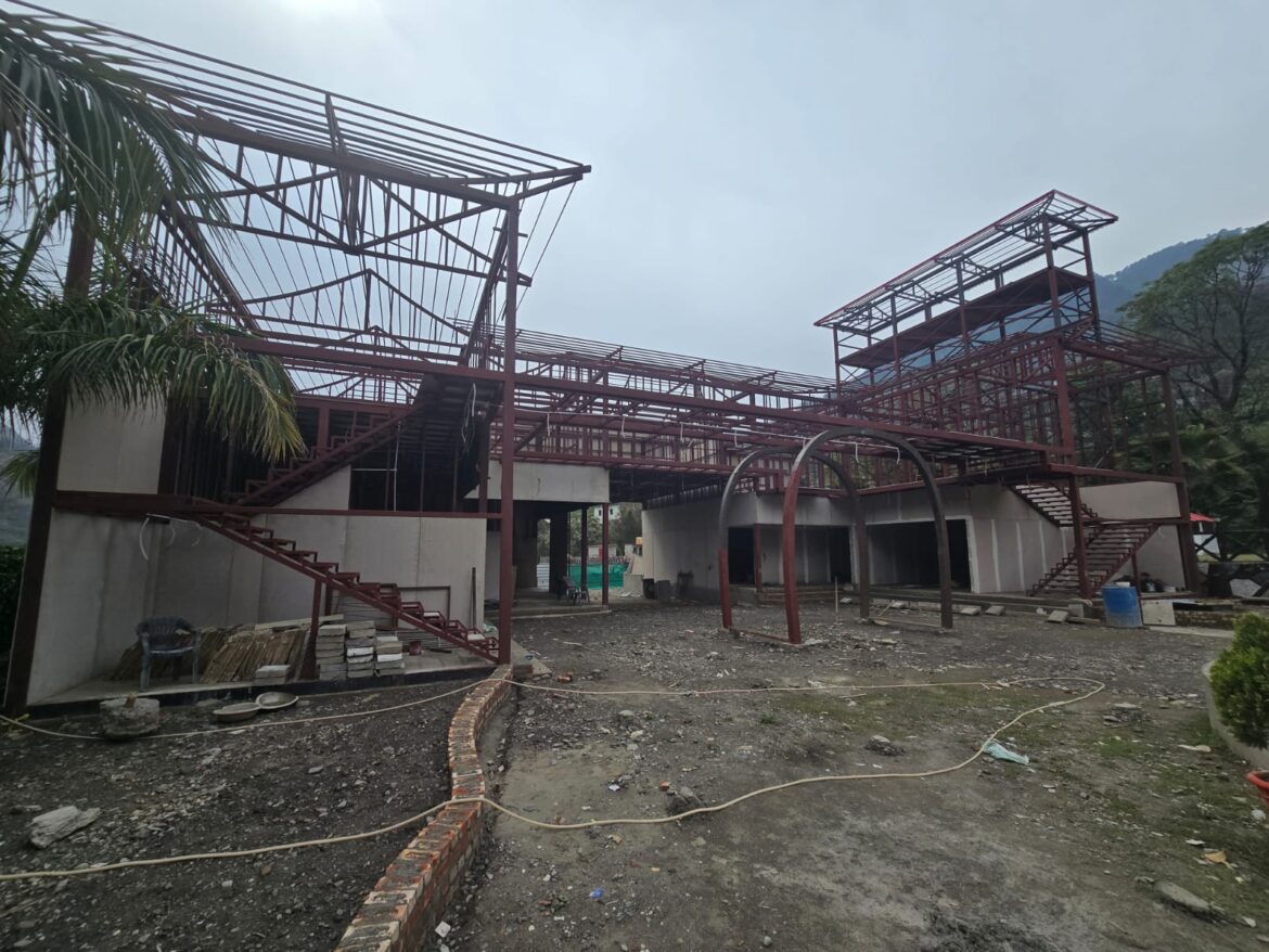 भुजियाघाट फन वॉटर पार्क में अवैध निर्माण जारी, प्रशासनिक कार्रवाई पर उठे सवाल