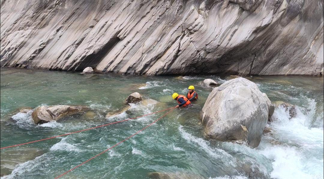 विष्णुप्रयाग में युवक ने अलकनंदा में लगाई छलांग, SDRF ने बचाई जान