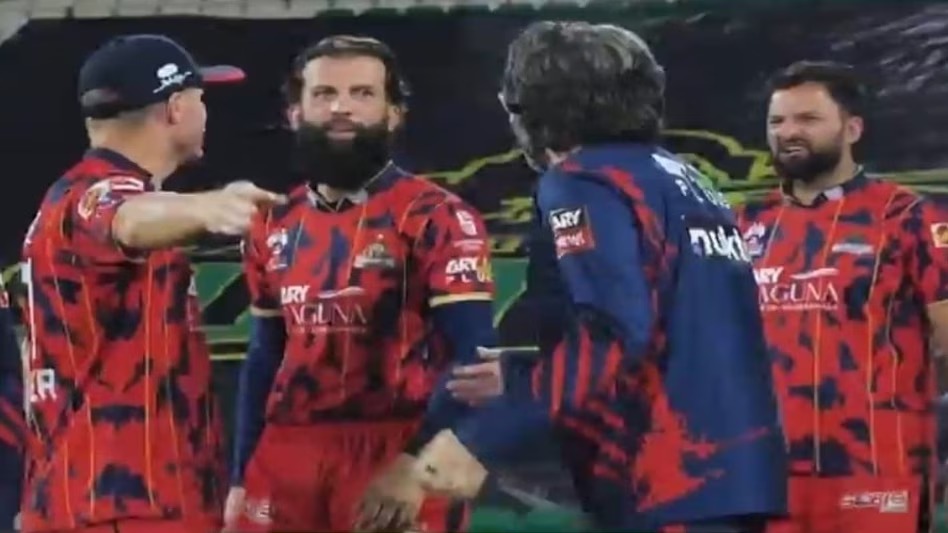 PSL में हैंडशेक के दौरान वॉर्नर और मोईन अली के बीच हल्की बहस, सोशल मीडिया पर वायरल