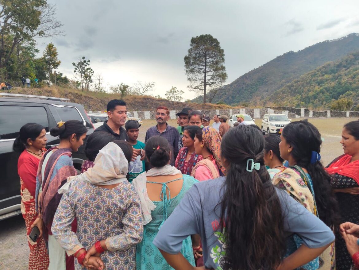 बाघ और हाथी के हमलों से दहशत, पीड़ित परिवारों से मिले जनप्रतिनिधि