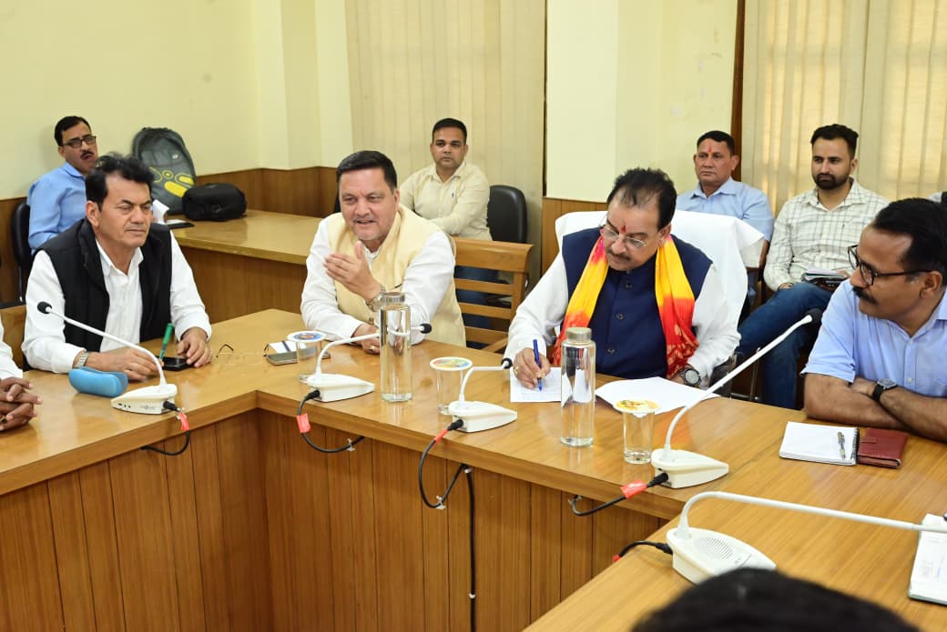 नगर व ग्रामीण क्षेत्रों में वन्यजीव समस्या पर बैठक, महापौर ने रखी प्रमुख मांगें