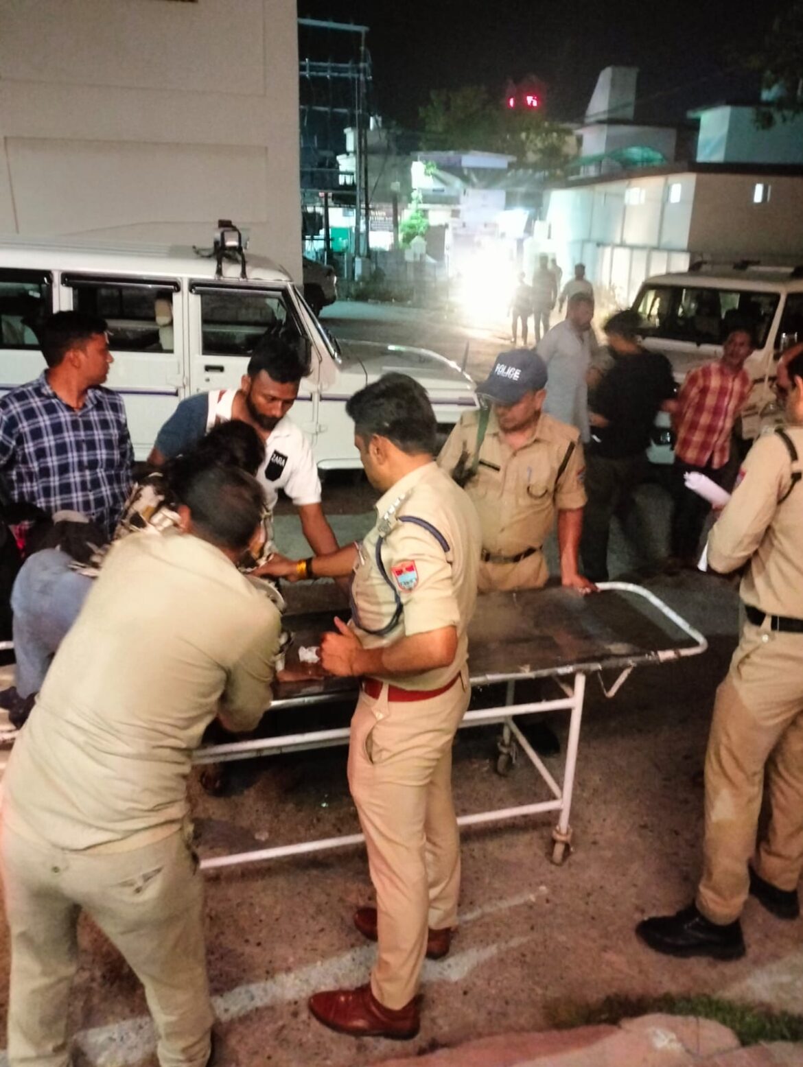 कालाढूंगी-नैनीताल मार्ग पर टैम्पो ट्रैवलर पलटा, 17 पर्यटक घायल