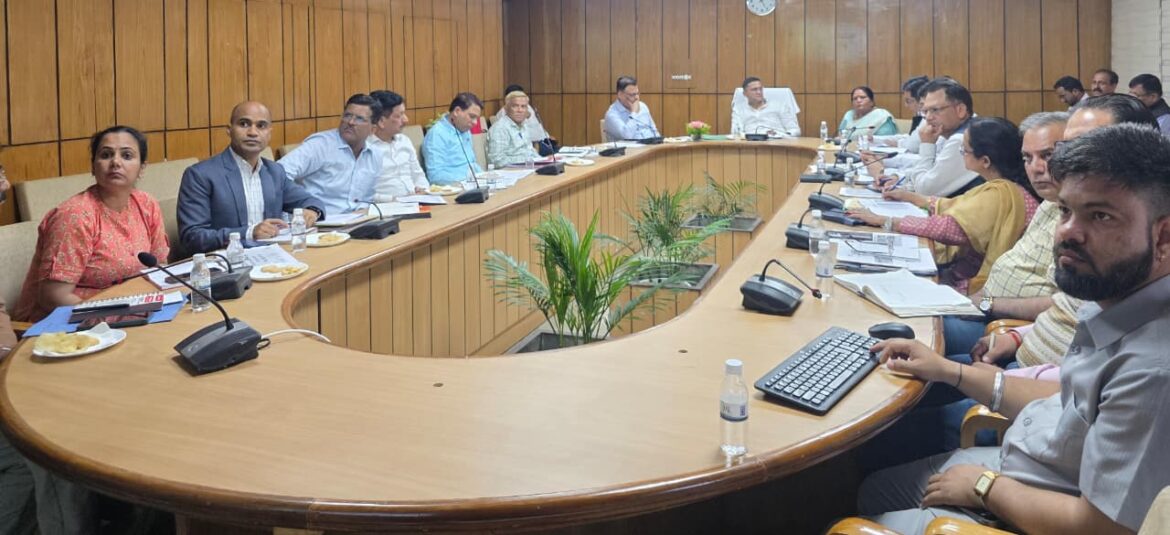 शहरी विकास मंत्री राम सिंह कैड़ा की समीक्षा बैठक, अधिकारियों को दिए समयबद्ध कार्य पूर्ण करने के निर्देश