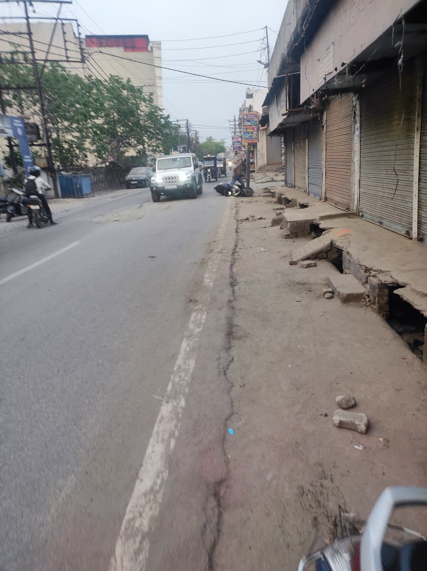 काशीपुर में टूटी सड़कों और गड्ढों पर फूटा लोगों का गुस्सा, जल्द मरम्मत की मांग
