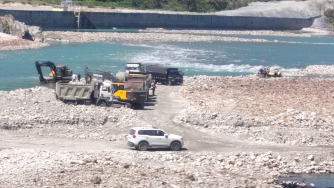 अलकनंदा नदी में डंपर फंसा, एसडीआरएफ ने दो युवकों को सुरक्षित निकाला