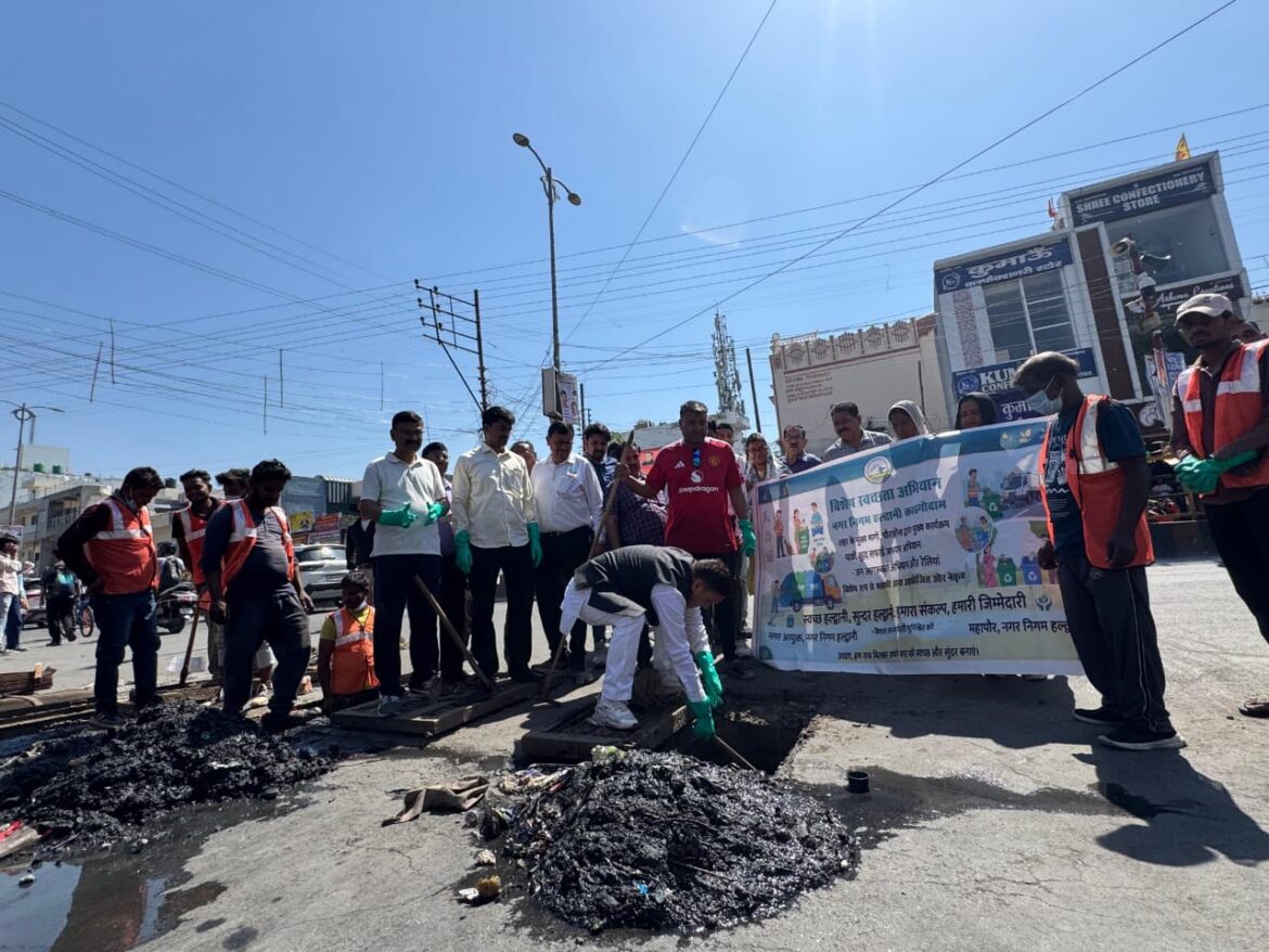 हल्द्वानी में विशेष स्वच्छता अभियान, कालाढूंगी चौराहे पर चला सफाई अभियान