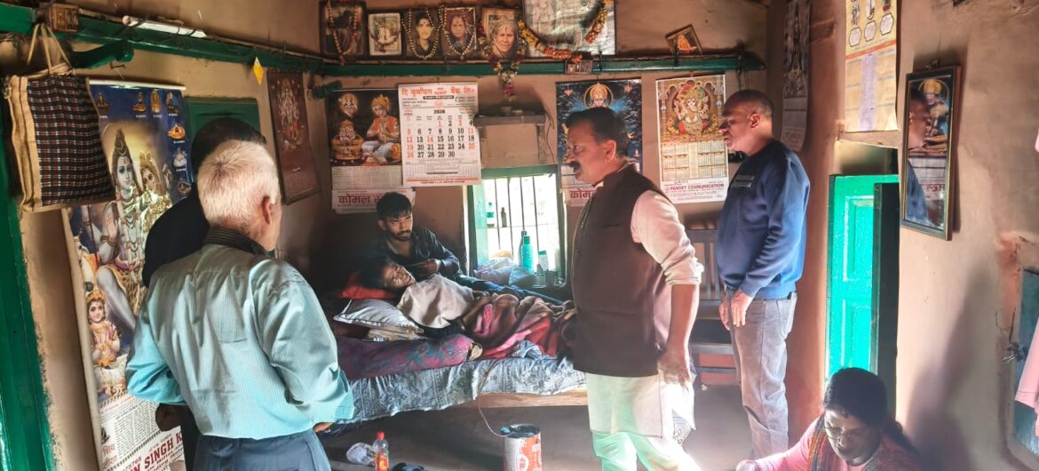 पूर्व विधायक करन महारा ने बीमार महिला से की मुलाकात, कुशलक्षेम जानी