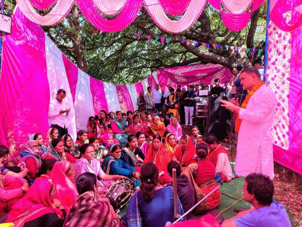 भीमताल: कैबिनेट मंत्री राम सिंह कैड़ा ने किया गांवों का दौरा, ग्रामीण समस्याओं पर दिया आश्वासन