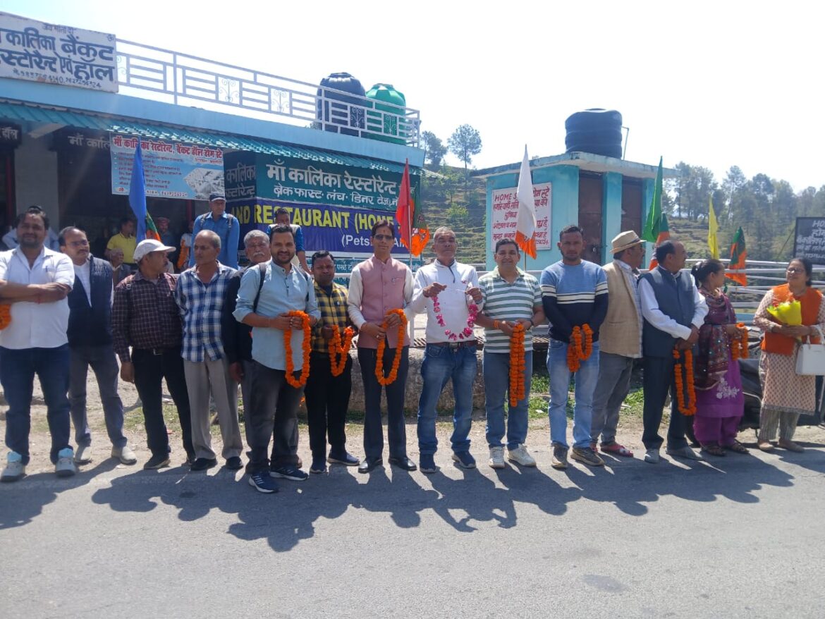 भैंसियाछाना दौरे पर राज्यमंत्री गोविंद पिलख्वाल, चितई मंदिर में पूजा के बाद जनसमस्याएं सुनीं