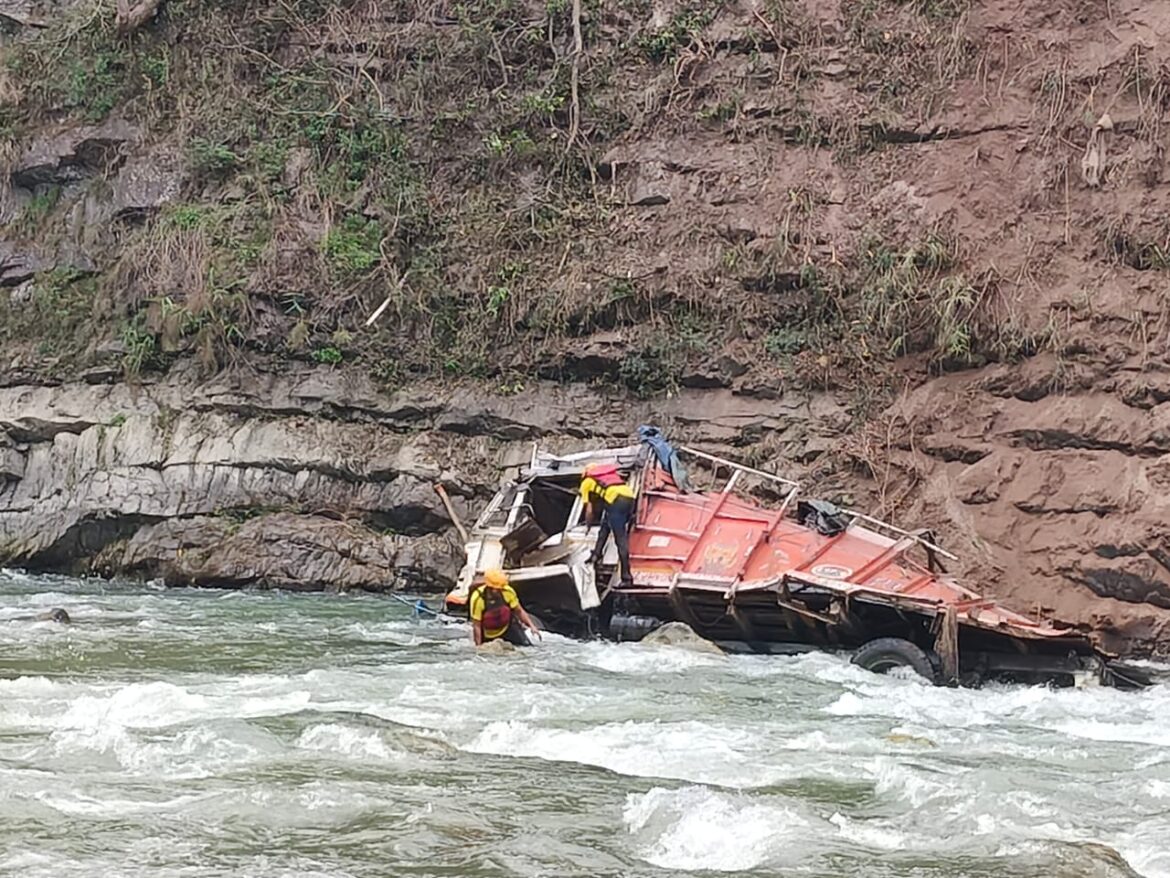 देहरादून में दो बड़े सड़क हादसे, एक व्यक्ति लापता SDRF का सर्च ऑपरेशन जारी