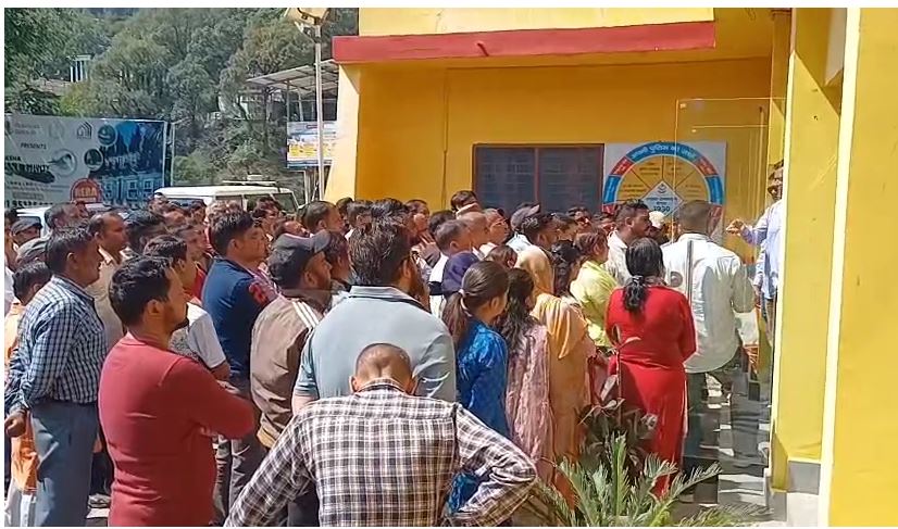 भीमताल: युवक पर पहचान छुपाकर शोषण के आरोप, व्यापारियों व संगठनों का थाने में प्रदर्शन