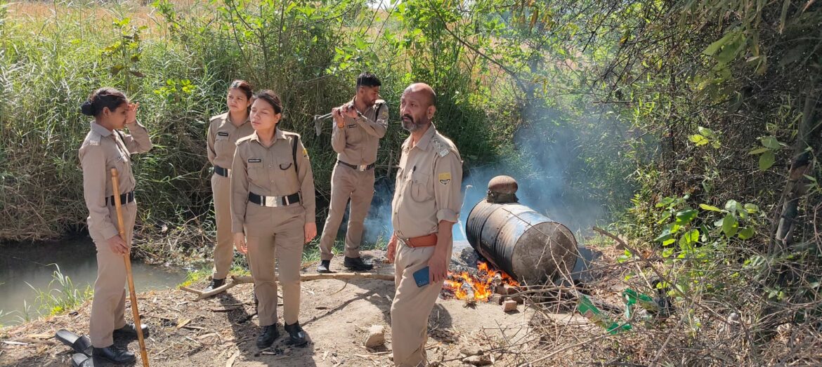 अवैध शराब के खिलाफ सघन अभियान बाजपुर में बड़ी कार्रवाई