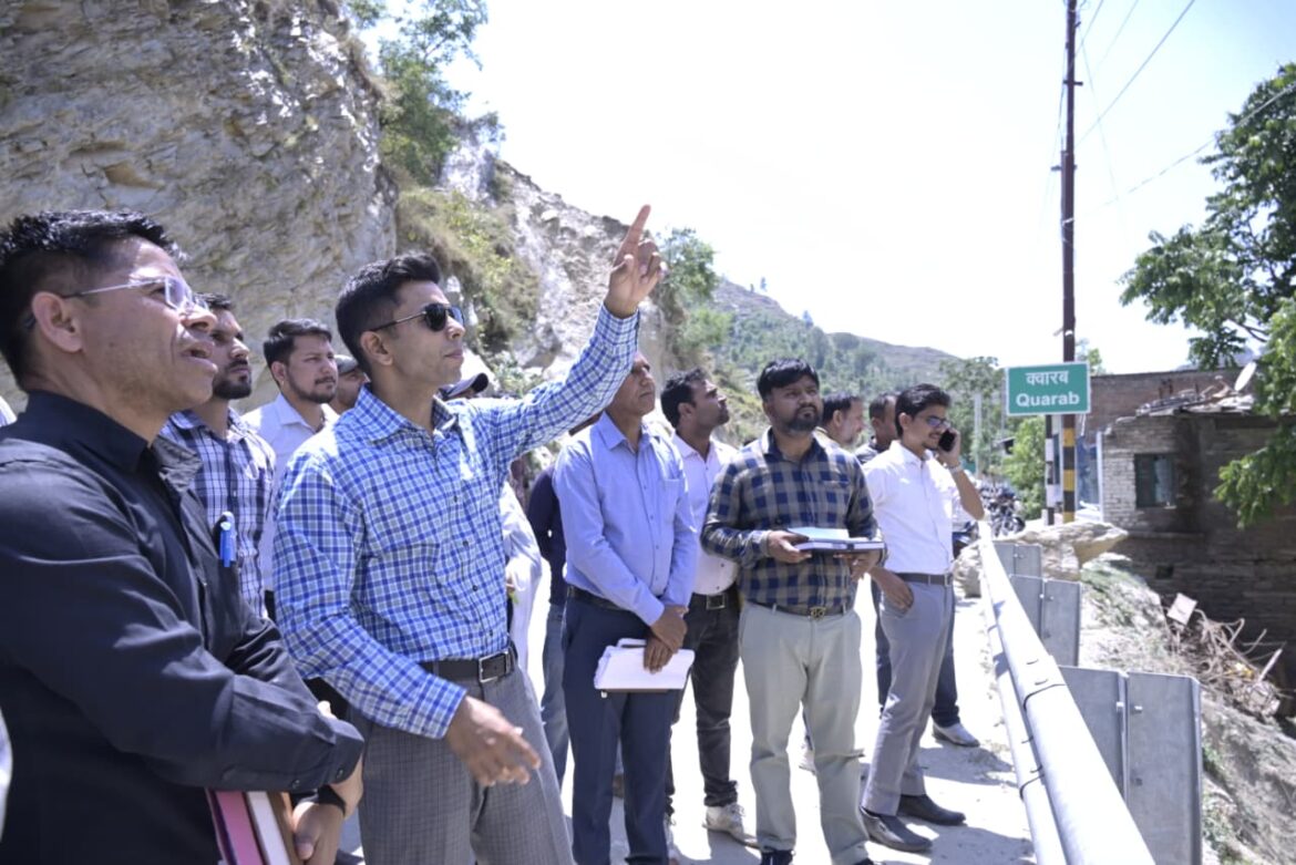 क्वारब स्लाइड जोन का डीएम ने किया निरीक्षण, कार्यों में तेजी लाने के निर्देश