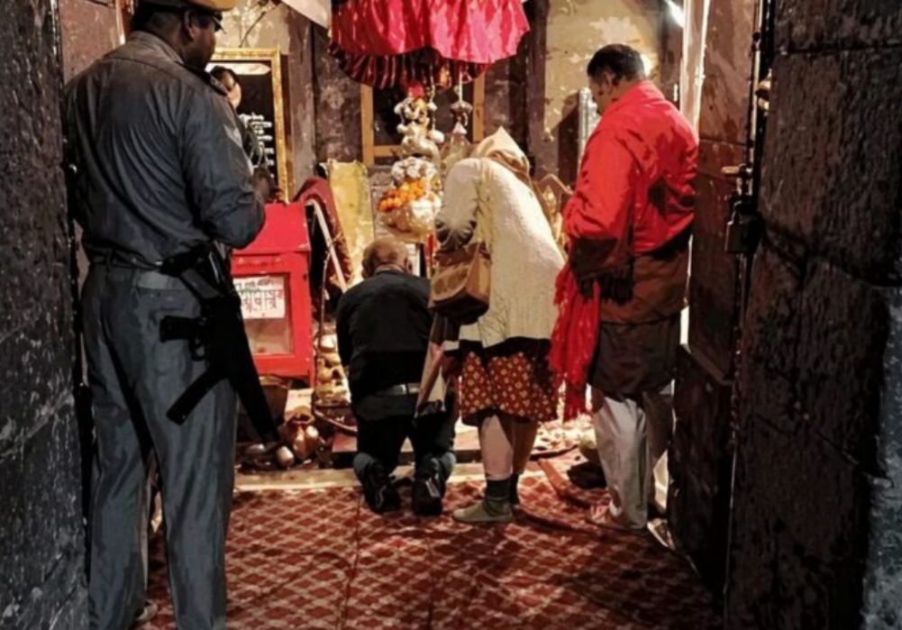 जागेश्वर धाम में गर्भगृह में हथियार के साथ प्रवेश पर विवाद, धार्मिक मर्यादाओं पर उठे सवाल