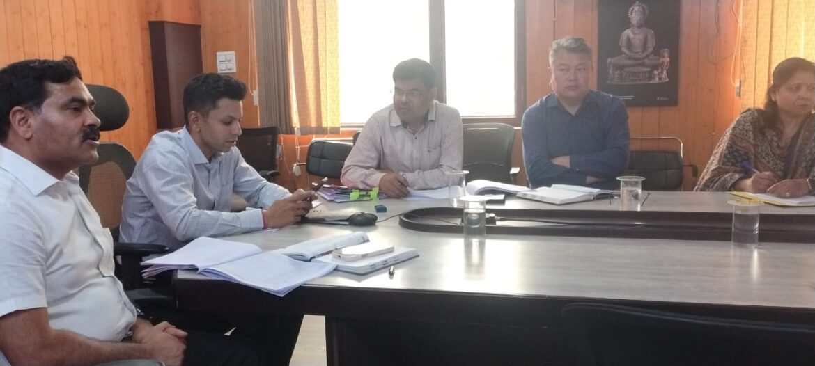 अल्मोड़ा में पलायन रोकथाम योजना पर प्रशासन सख्त, 78 गांवों में विकास कार्य तेज करने के निर्देश