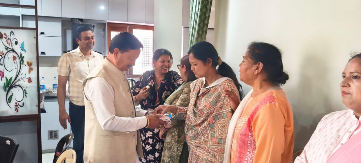 रानीखेत में हरीश रावत का जन्मदिन धूमधाम से मनाया गया, कांग्रेस कार्यकर्ताओं ने किया मिष्ठान वितरण