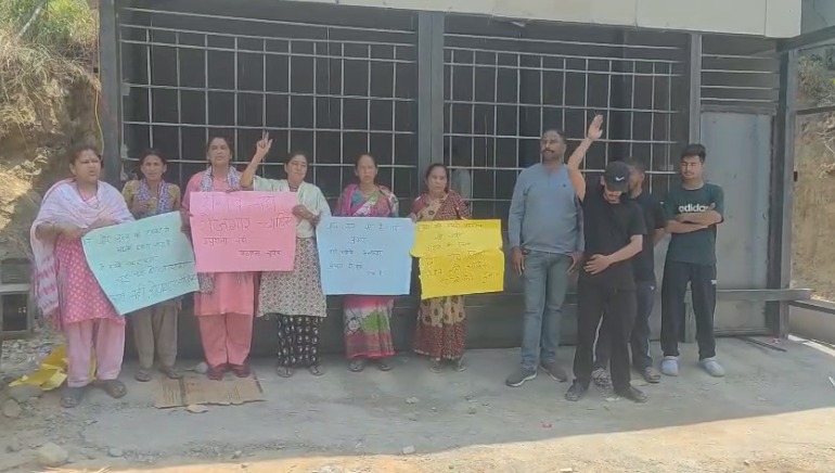 नलनी ग्राम में शराब की दुकान के विरोध में 17वें दिन भी जारी धरना, ग्रामीणों में बढ़ा आक्रोश