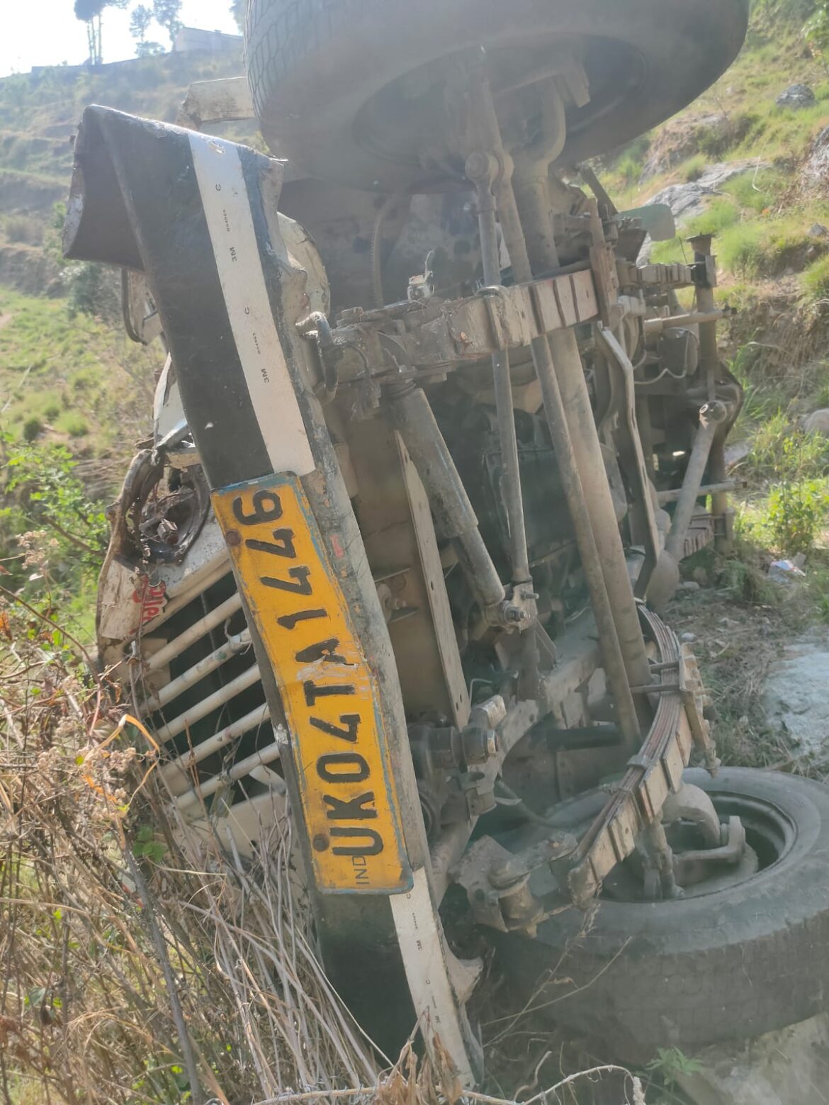 धारी ब्लॉक में दर्दनाक सड़क हादसा, मैक्स वाहन खाई में गिरा; दो की मौत, चार घायल