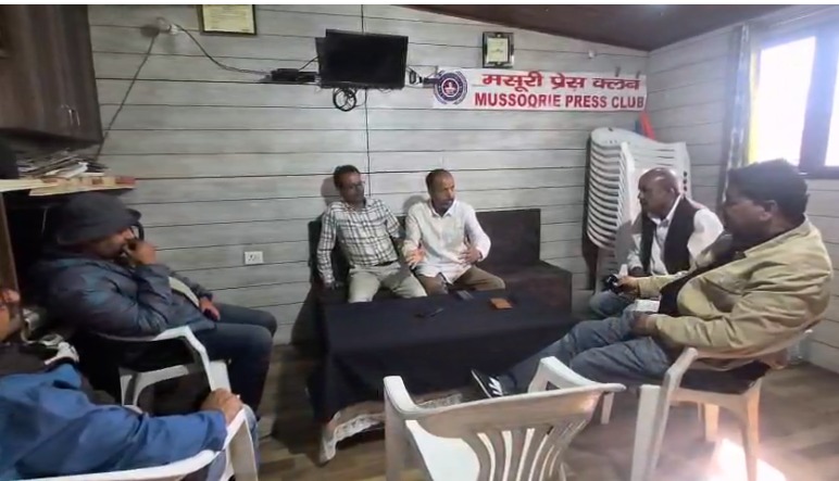 मसूरी में कांग्रेस नेता उपेंद्र थापली का हमला, वैली ब्रिज की गुणवत्ता पर उठाए सवाल