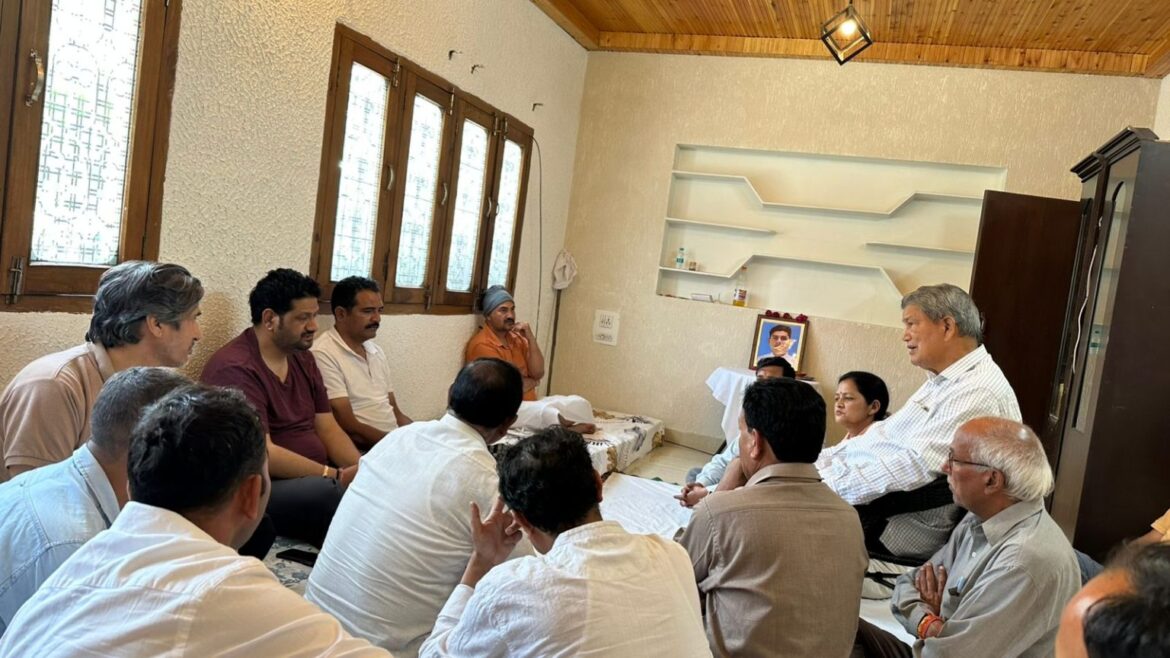 कार्तिकेय शर्मा को श्रद्धांजलि देने पहुंचे हरीश रावत, परिजनों को बंधाया ढांढस