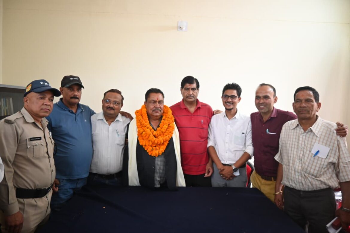 सूचना कार्यालय में सादगीपूर्ण विदाई समारोह, 41 वर्षों की सेवा के बाद हरीश सिंह बिष्ट सेवानिवृत्त