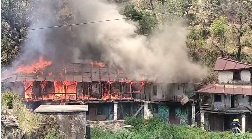 थराली बाजार के पास पुराने लकड़ी के मकान में भीषण आग, बड़ा हादसा टला