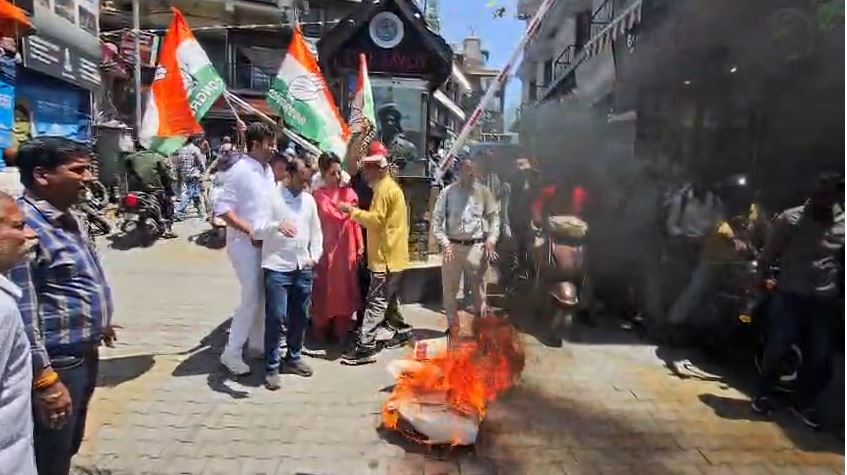 बढ़ती महंगाई के खिलाफ कांग्रेस का प्रदर्शन, सरकार का पुतला दहन