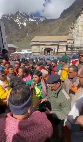 केदारनाथ धाम में वीआईपी दर्शन विवाद गहराया, तीर्थ पुरोहितों ने किया विरोध
