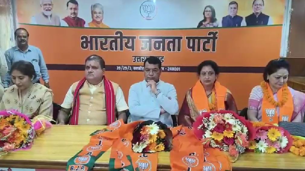भाजपा प्रदेश कार्यालय में सदस्यता अभियान तेज, कई नेताओं ने थामा भाजपा का दामन
