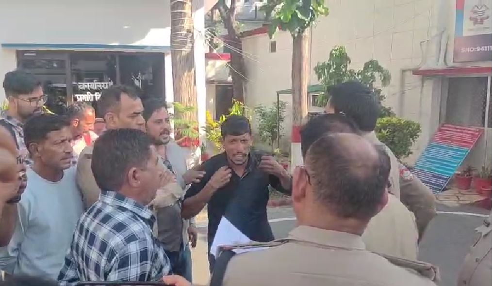 ऑनलाइन गेमिंग और कर्ज के दबाव में छात्र की मौत, कोटाबाग में परिजनों का प्रदर्शन