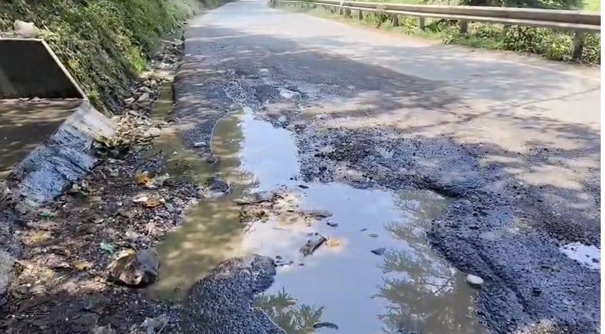 एनएच विभाग की लापरवाही से हादसों का खतरा बढ़ा, ग्रामीणों में आक्रोश