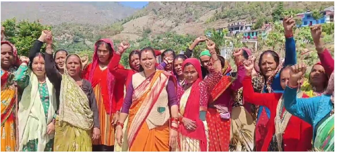 द्वाराहाट के भतोरा गांव में अतिवृष्टि से फसल तबाह, महिलाओं ने सरकार से लगाई मदद की गुहार