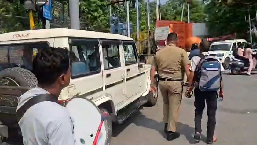 दून पुलिस की बड़ी कार्रवाई, आदतन अपराधी को ढोल-नगाड़ों के साथ किया तड़ीपार