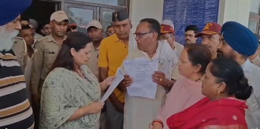 MDDA के खिलाफ किसानों का फूटा गुस्सा, मुख्यमंत्री को सौंपा ज्ञापन