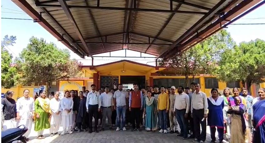 लोहाघाट में पूर्व मुख्यमंत्री खंडूरी को श्रद्धांजलि, स्वास्थ्य कर्मियों ने रखा दो मिनट का मौन
