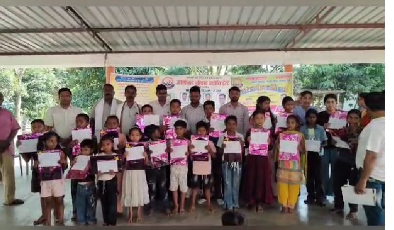 खटीमा के बरी अंजनिया में ‘बालगीत दिवस’ पर बच्चों ने बिखेरी प्रतिभा की चमक