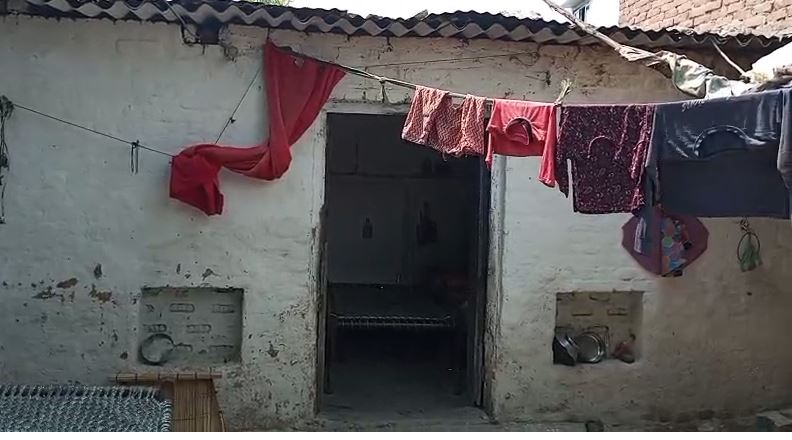 15 साल से प्रधानमंत्री आवास योजना के लिए भटक रहा गरीब परिवार, जनप्रतिनिधियों पर अनदेखी के आरोप